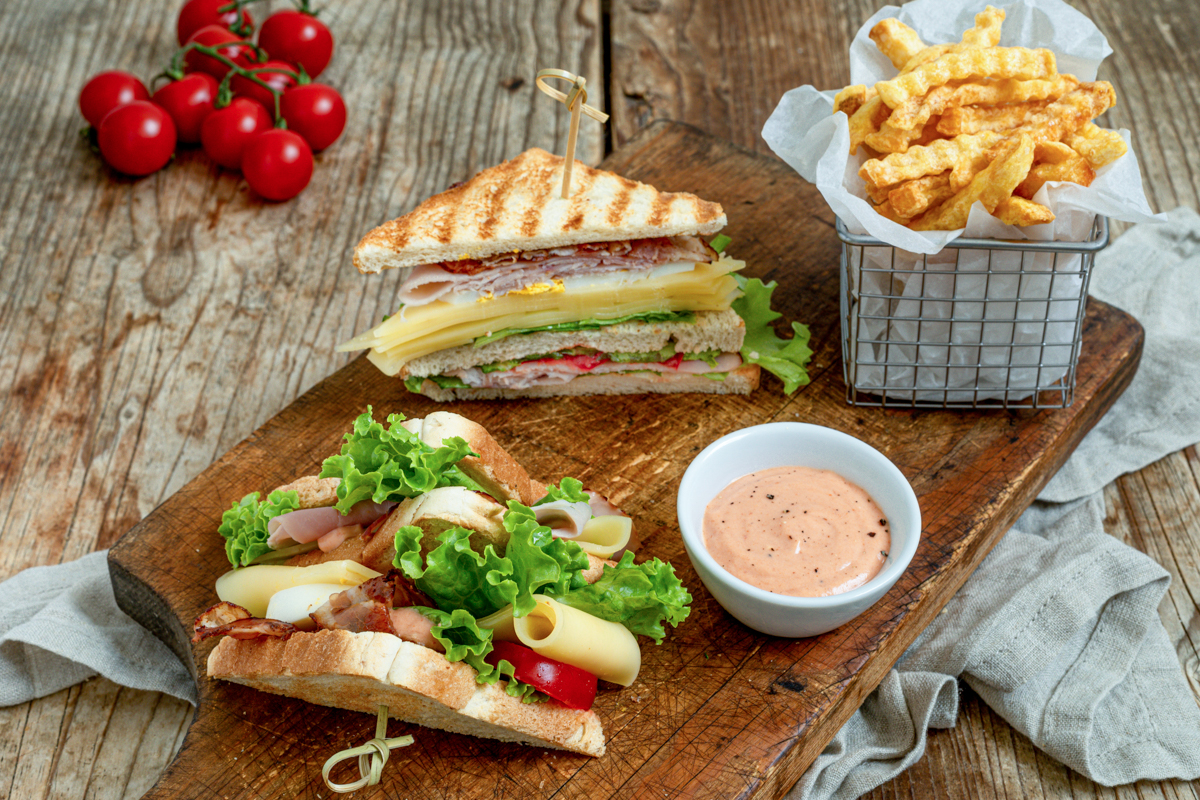 Club Sandwich mit Schinken und Speck - Rezept - Sweets &amp; Lifestyle®