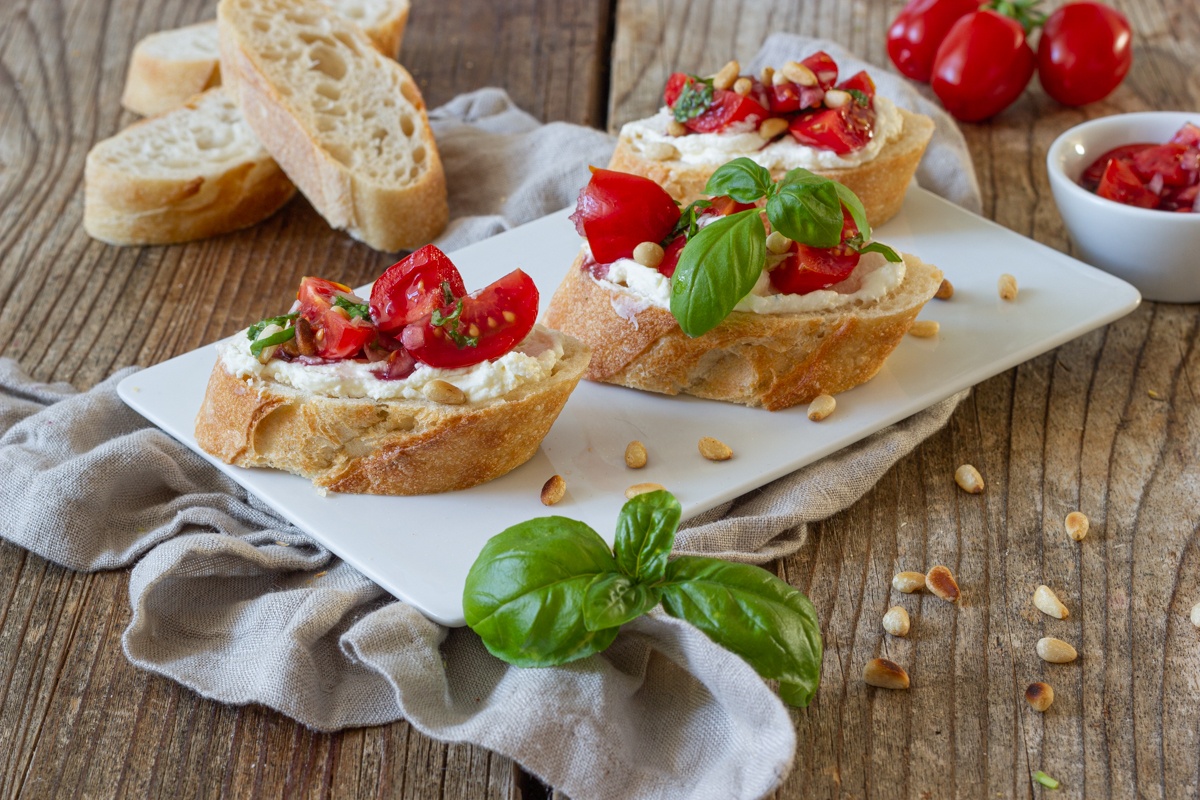 Bruschetta mit Tomaten und Frischkäse - Rezept - Sweets &amp; Lifestyle®