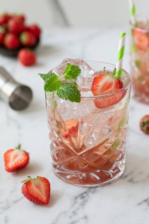 Leckeres Erdbeer Gin Tonic nach einem Rezept von Sweets & Lifestyle®