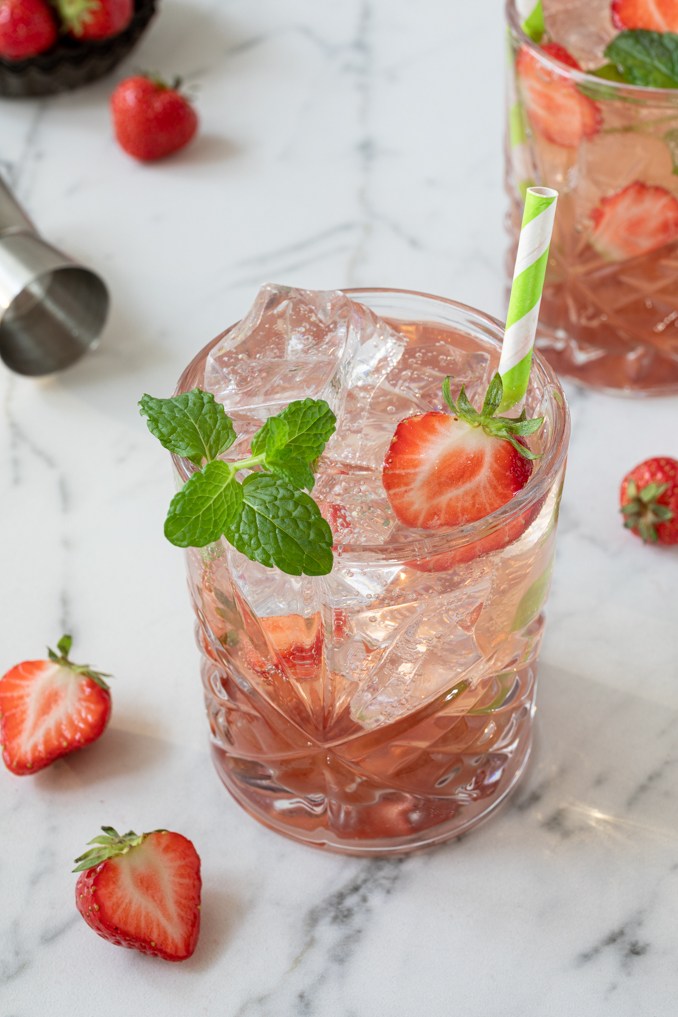 Fruchtiges Erdbeer Gin Tonic gemacht mit dem SchlossManufaktur Erdbeernektar und dem KGIN Weinviertel Dry Gin nach einem Rezept von Sweets & Lifestyle®