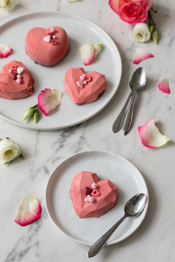 Leckere Erdbeer Oreo Herz Cakesicles als Muttertagsdessert nach einem Rezept von Sweets & Lifestyle®