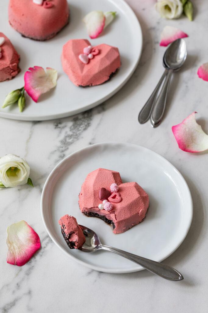 Fruchtige Erdbeer Oreo Herz Cakesicles im Geo Style als Dessert fuer den Muttertag nach einem Rezept von Sweets & Lifestyle®