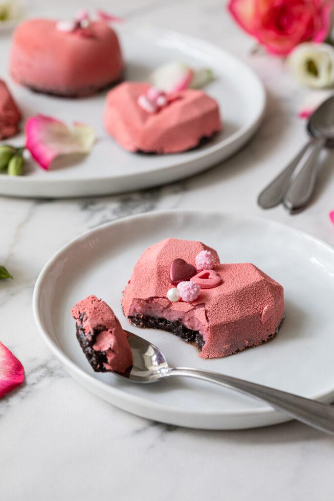 Leckere Erdbeermousse Oreo Herz Cakesicles als Dessert fuer den Muttertag nach einem Rezept von Sweets & Lifestyle®
