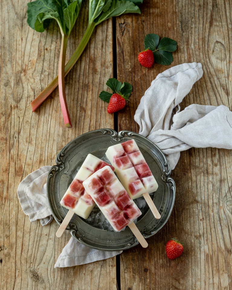 Einfach und schnell gemachtes Joghurt Erdbeer Rhabarber Eis am Stiel nach einem Rezept von Sweets & Lifestyle®
