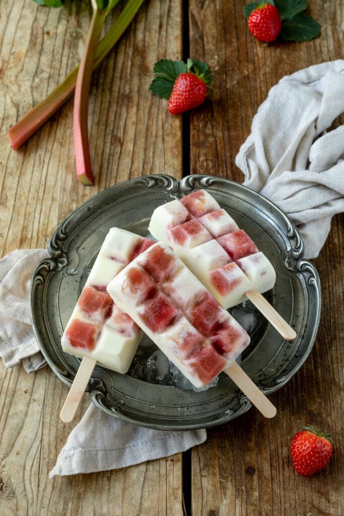 Leckeres Joghurt Rhabarber Eis am Stiel mit Erdbeeren nach einem Rezept von Sweets & Lifestyle®
