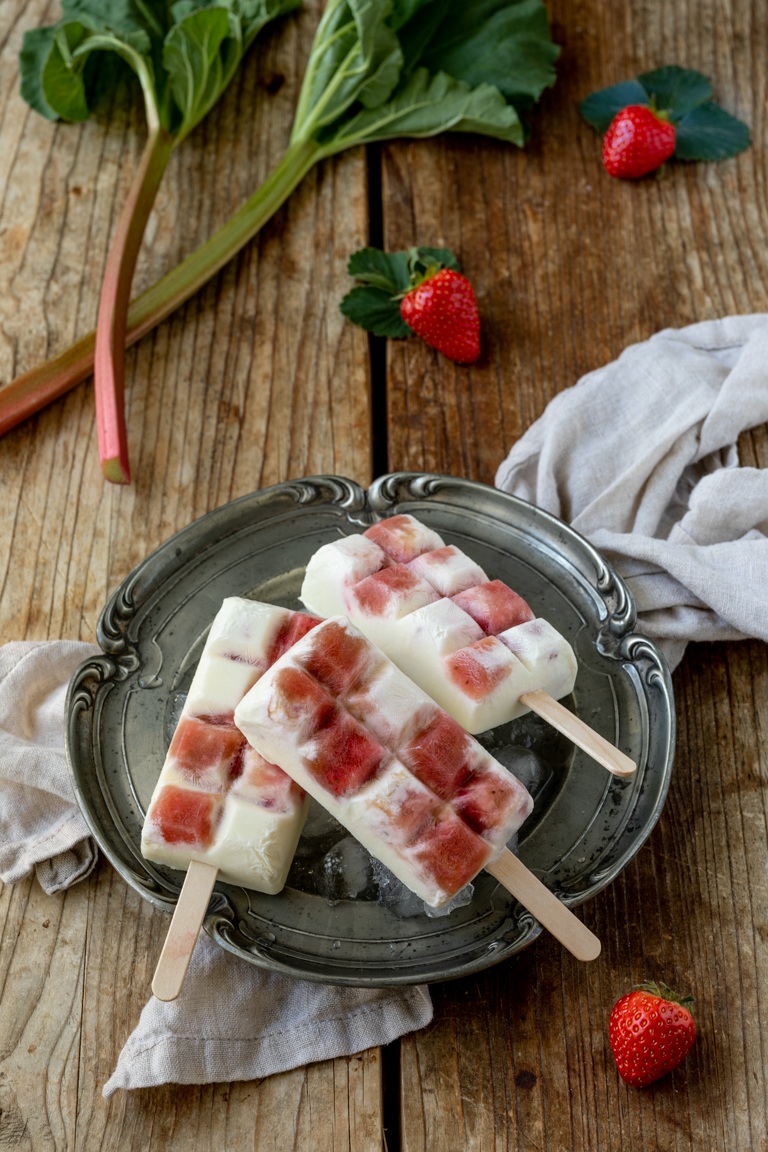 Rhabarber-Erdbeer-Eis am Stiel - Rezept - Sweets &amp; Lifestyle®