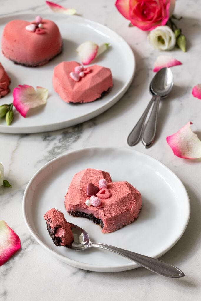 Sommerliche Erdbeermousse Oreo Herz Cakesicles im Geo Style verziert mit Velvet Spray nach einem Rezept von Sweets & Lifestyle®
