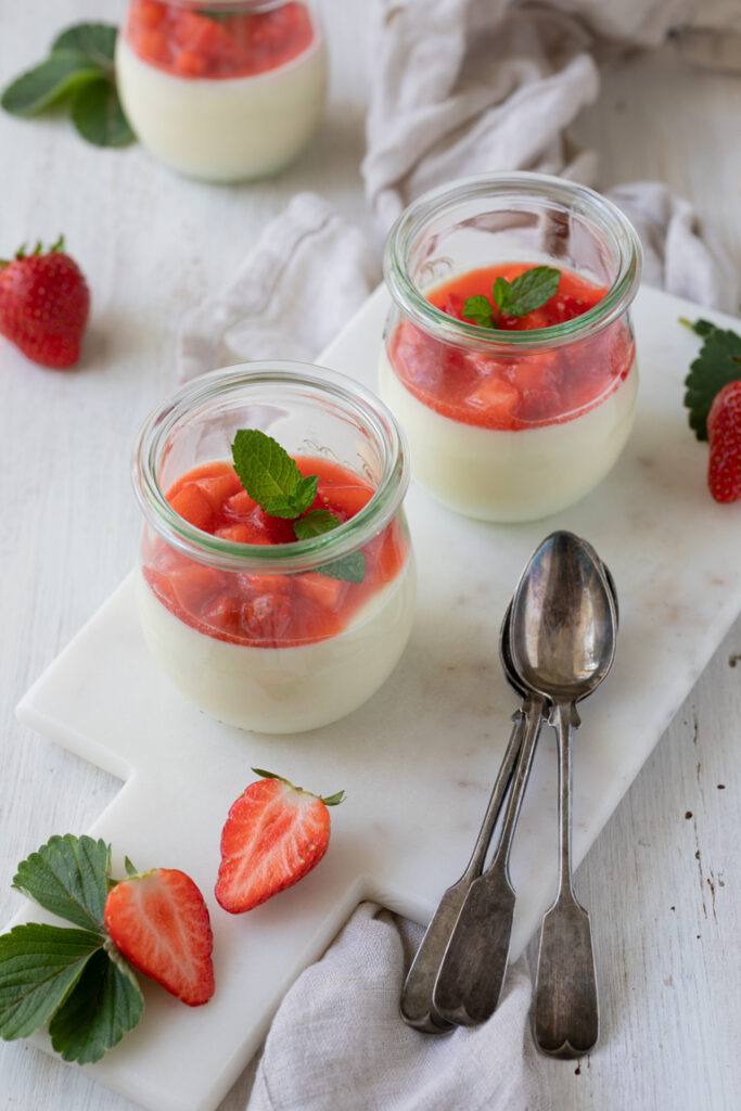 Spargel Panna Cotta mit Erdbeeren als fruehlingshaftes Dessert im Glas nach einem Rezept von Sweets & Lifestyle®