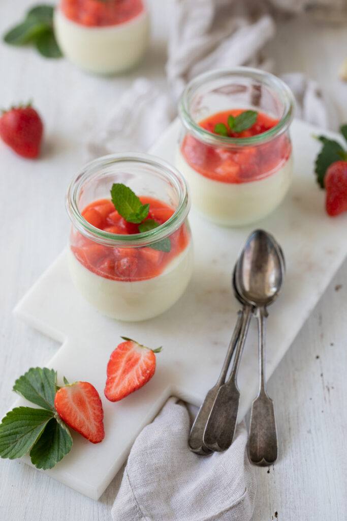 Erfrischende Spargel Panna Cotta mit Erdbeerragout serviert als Dessert im Glas nach einem Rezept von Sweets & Lifestyle®