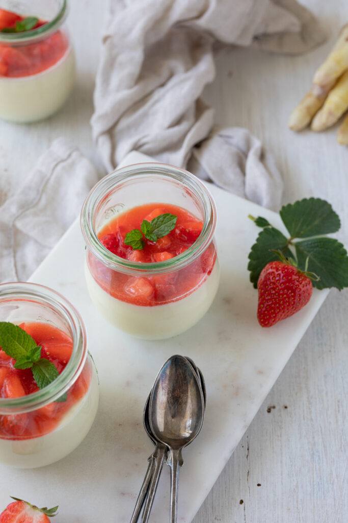 Leckere Spargel Panna Cotta mit Erdbeerragout als Dessert im Glas nach einem Rezept von Sweets & Lifestyle®