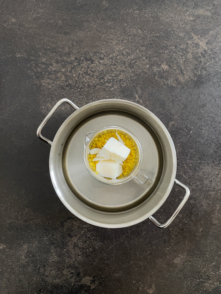 Bienenwachs und Kokosfett im Wasserbad schmelzen lassen fuer die Herstellung einer selbst gemachten Citronella Kerzen nach einer Anleitung von Sweets & Lifestyle®