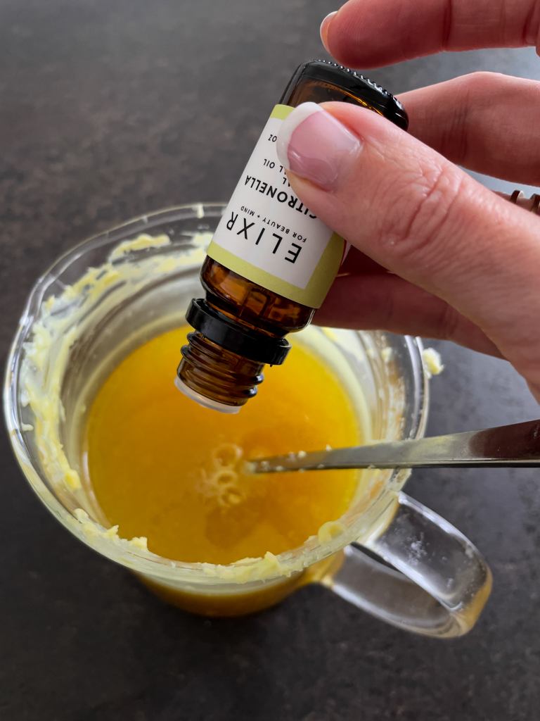 Citronella Oel in das geschmolzene Bienenwachs uns Kokosfett geben fuer die Herstellung der Citronella Kerze nach der DIY Anleitung von Sweets & Lifestyle®