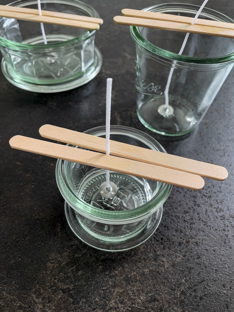 Kerzendocht befestigt mit Holzstaeben im Glas fuer die Herstellung der selbstgemachten Citronella Kerzen nach einer DIY Anleitung von Sweets & Lifestyle®