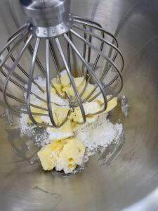 Butter und Staubzucker fuer die Schoko Buttercreme mit der Kuechenmaschine miteinander verruehren