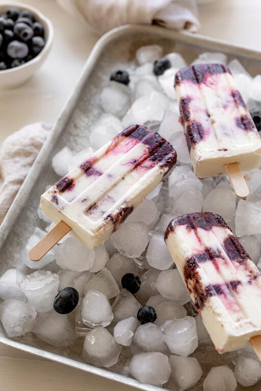 Cremiges Heidelbeer Joghurt Eis am Stiel nach einem Rezept von Sweets & Lifestyle®