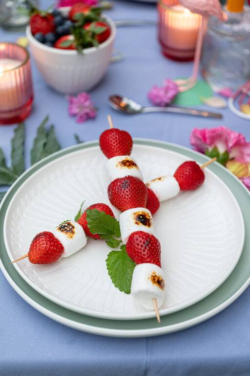 Erdbeer Marshmallow Spiesse vom Grill als Nachspeise bei der Grillparty nach einem Rezept von Sweets & Lifestyle®