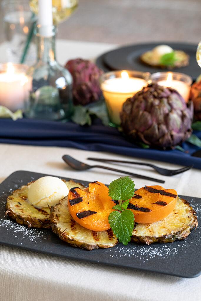 Gegrillte Marille serviert mit gegrillter Ananas und Vanilleeis als leckeres Dessert vom Grill nach einem Rezept von Sweets & Lifestyle®