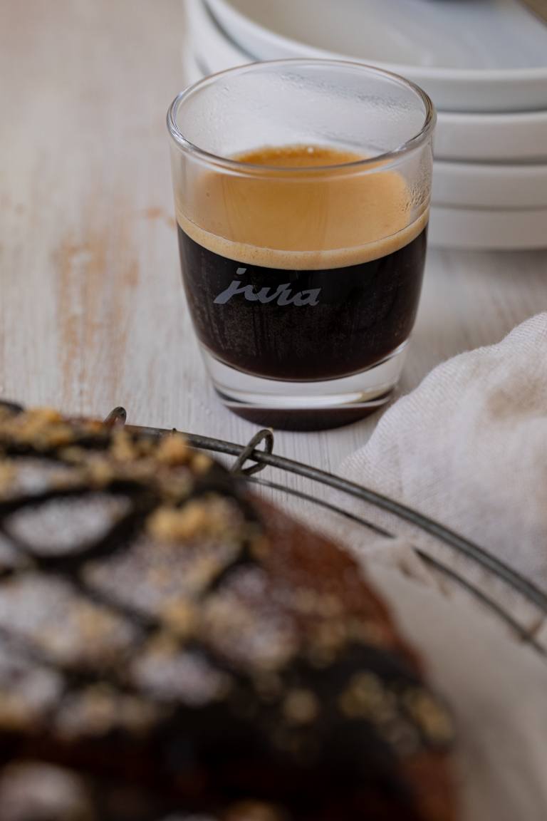 JURA Espresso serviert zum saftigen Schoko Nuss Kuchen