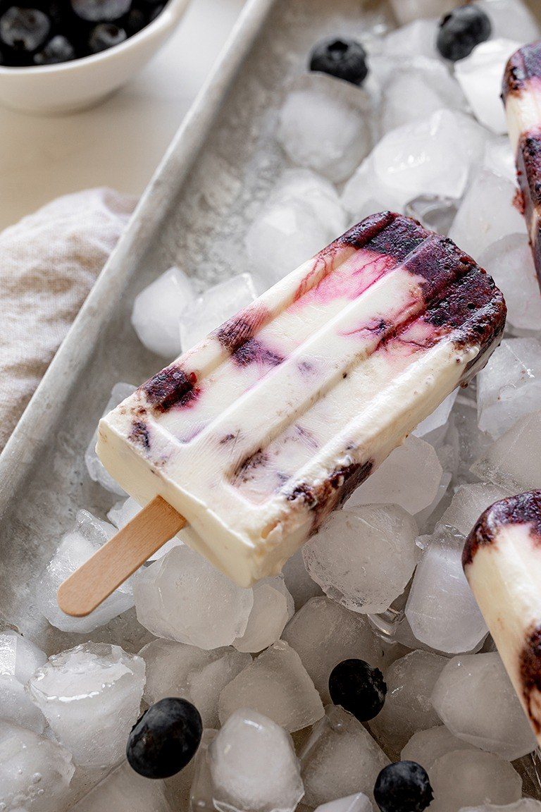 Leckeres einfach gemachtes Heidelbeer Joghurt Eis am Stiel nach einem Rezept von Sweets & Lifestyle®