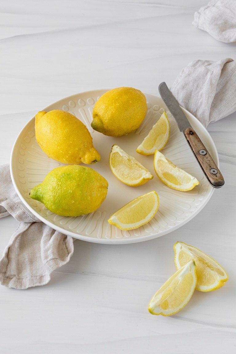 Saftige Zitronen fuer den selbst gemachten Zitroneneistee nach einem Rezept von Sweets & Lifestyle®