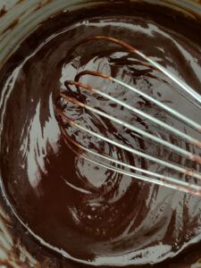 Schlagobers und Schokolade verruehren fuer die Schoko Butter Creme