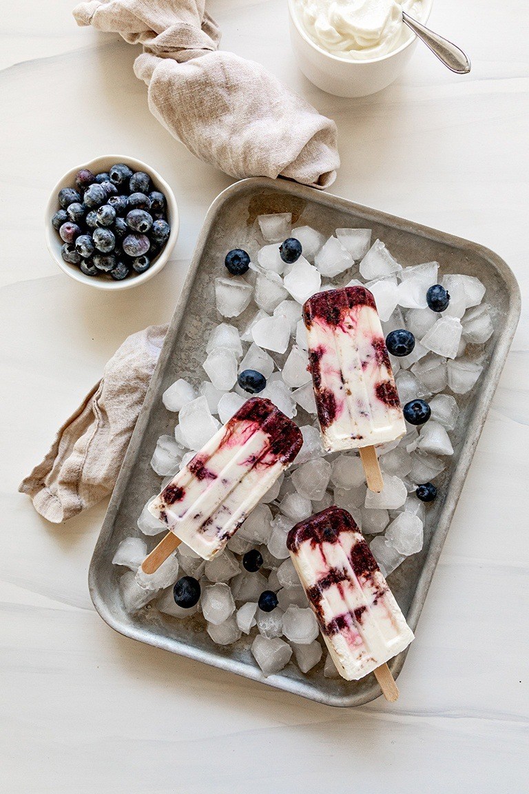 Selbst gemachtes Heidelbeer Joghurt Eis am Stiel nach einem Rezept von Sweets & Lifestyle®