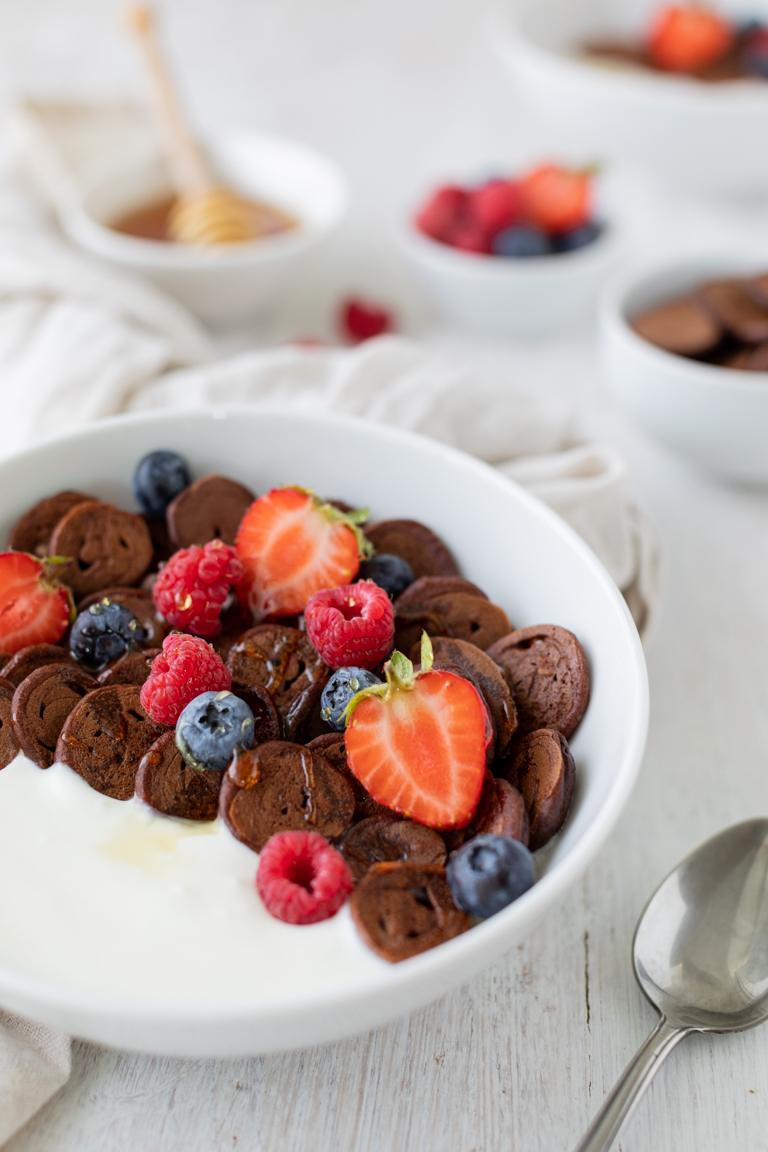 Kakao Pancake Cereal mit Joghurt und frischen Fruechten als Fruehstueck serviert nach einem Rezept von Sweets & Lifestyle®