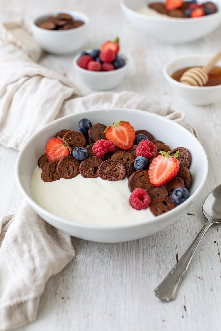 Der TikTok Trend Pancake Cereal mit Kakao gemacht und serviert mit Joghurt und frischen Fruechten nach einem Rezept von Sweets & Lifestyle®