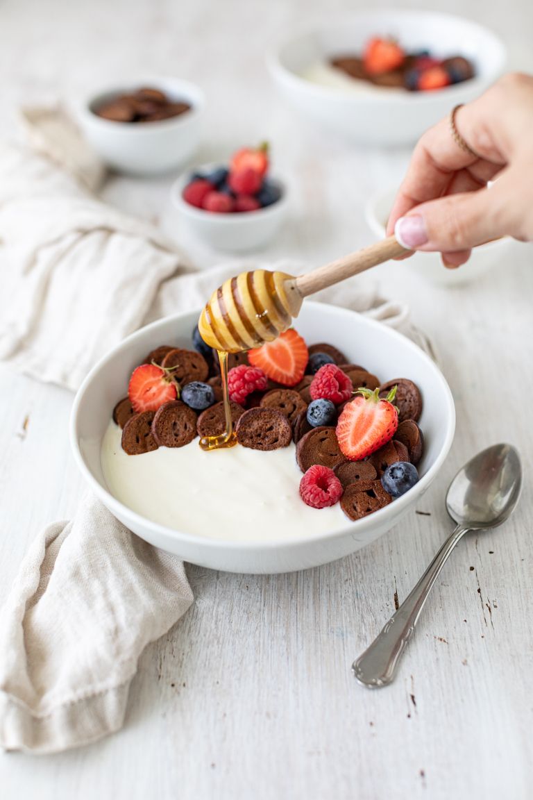 Pancake Cereal mit Kakao serviert mit Joghurt frischen Beeren und Honig nach einem Rezept von Sweets & Lifestyle®