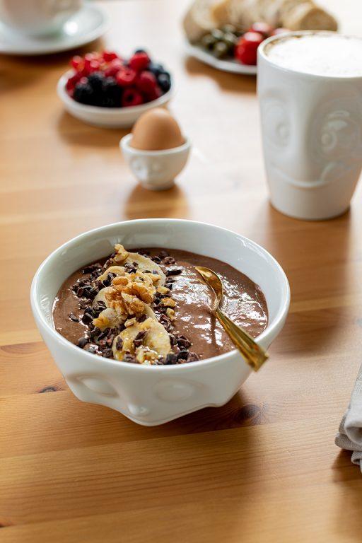 Leckere gesunde Schokolade Smoothie Bowl mit Walnuessen und Kakaonibs nach einem Rezept von Sweets & Lifestyle®
