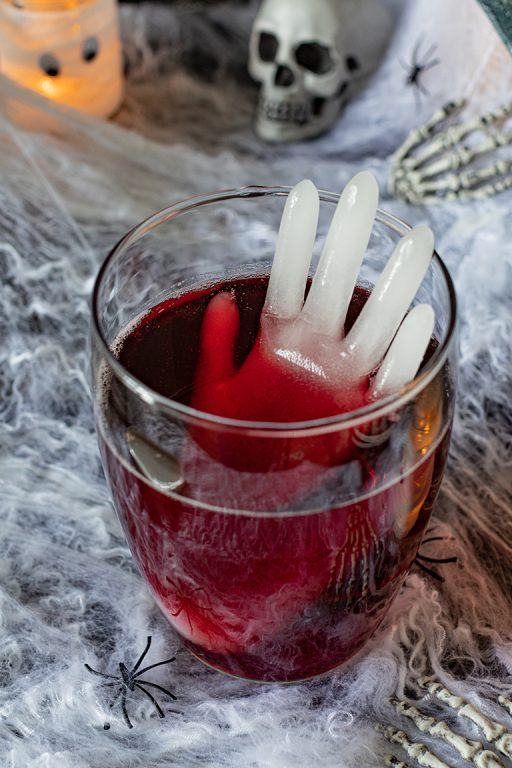 Halloween Bowle alkoholfrei mit Eishand nach einem Rezept von Sweets & Lifestyle®