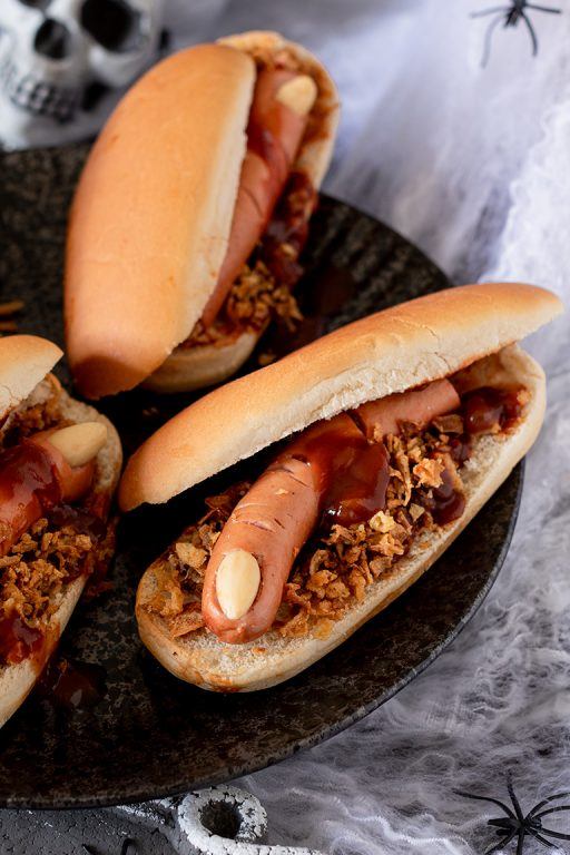 Halloween Hot Dogs mit abgehackten Finger als gruseliges Fingerfood zu Halloween nach einem Rezept von Sweets & Lifestyle®