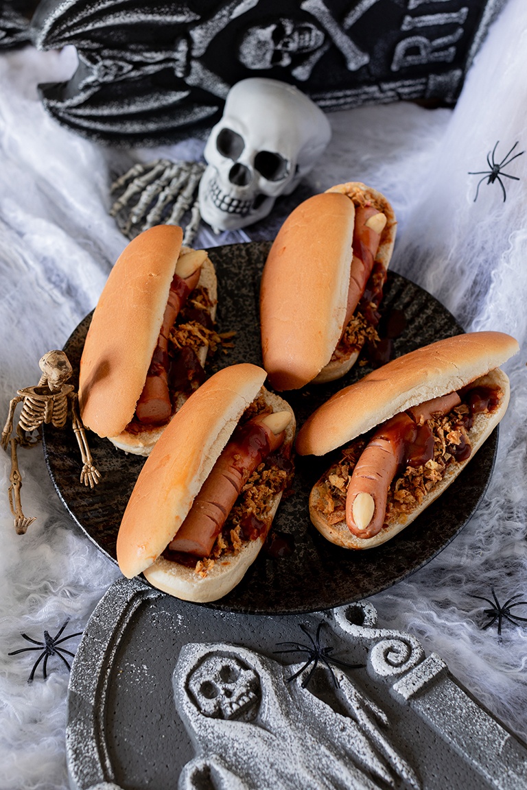 Halloween Hot Dogs mit abgehackten Finger aus Frankfurter Wuerstchen nach einem Rezept von Sweets & Lifestyle®