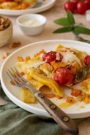Selbst gemachte Kuerbis Ravioli mit Ziegenfrischkaese gebratenen Tomaten und Walnuss Salbei Butter nach einem Rezept von Sweets & Lifestyle®