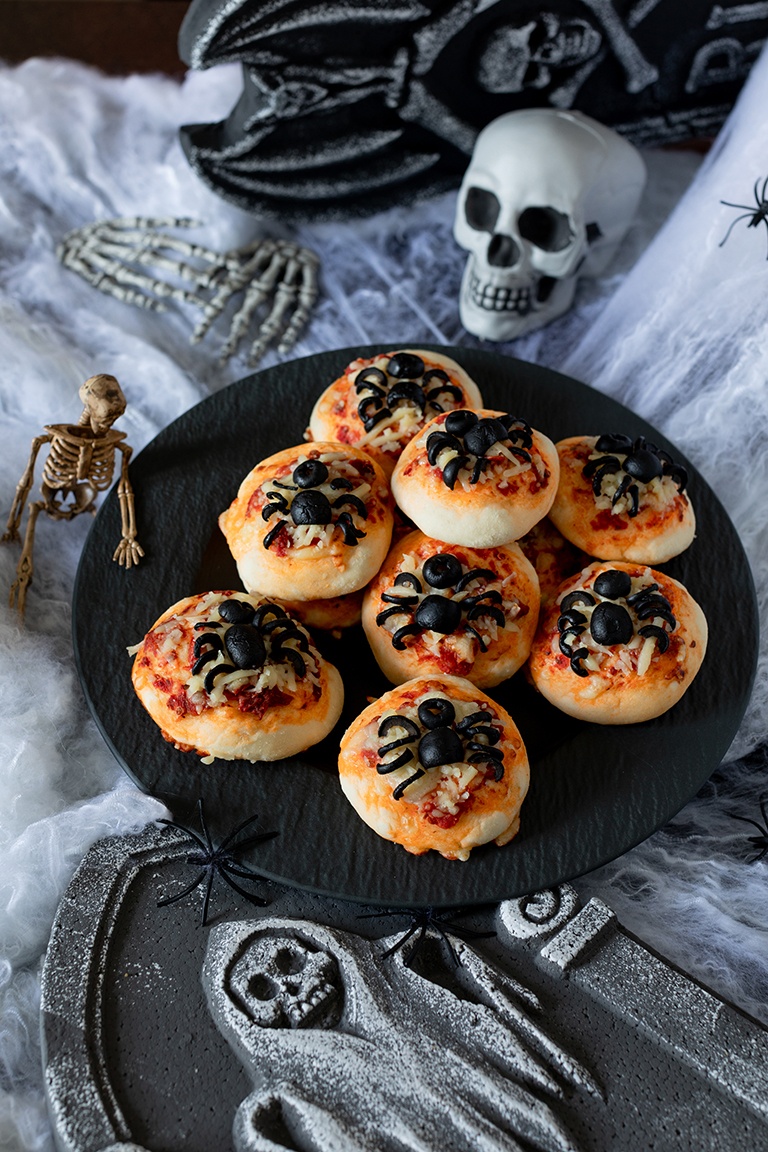 Mini Pizza mit Spinnen als pikantes Halloween Fingerfood nach einem Rezept von Sweets & Lifestyle®