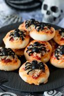Rezept fuer Mini Spinnen Pizza als gruseliges Fingerfood zu Halloween von Sweets & Lifestyle®