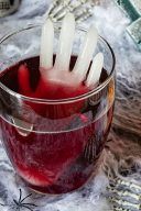 Rezept fuer eine alkoholfreie Halloween Bowle mit gefrorener Hand von Sweets & Lifestyle®