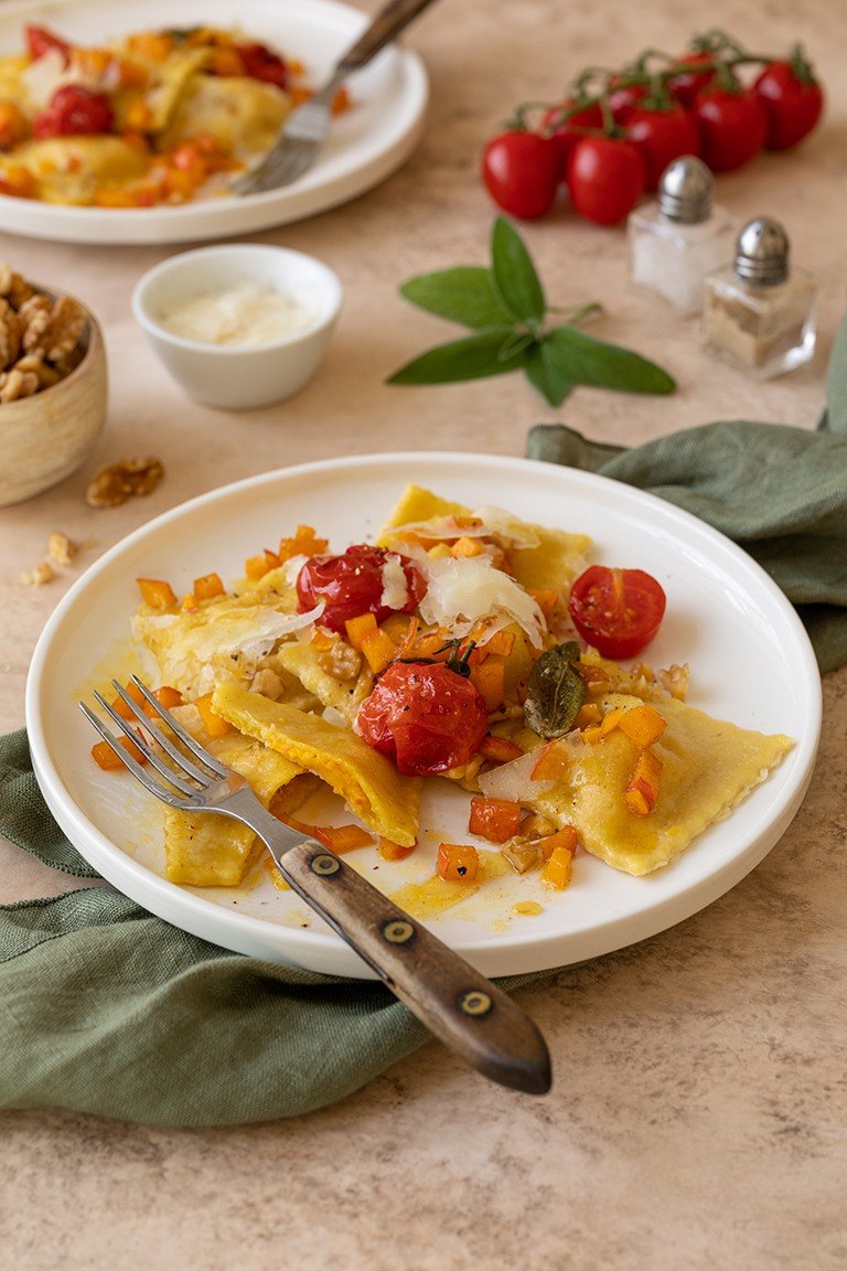 Selbst gemachte Kuerbis Ravioli mit gebratenen Tomaten und Walnuss Butter nach einem Rezept von Sweets & Lifestyle®