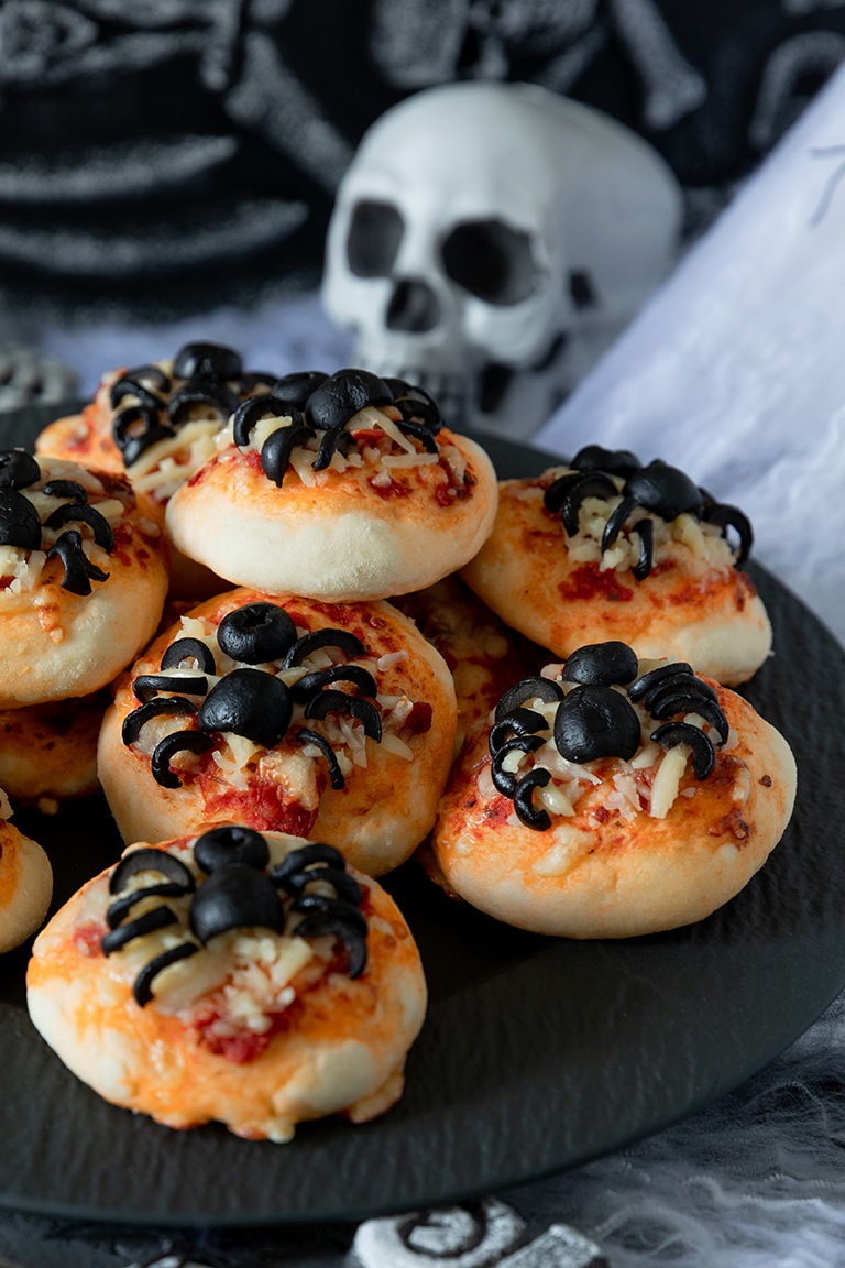 Spinnen Pizza als gruseliges pikantes Fingerfood fuer Halloween nach einem Rezept von Sweets & Lifestyle®