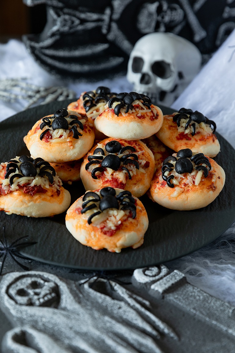 Spinnen Pizzette als pikantes Halloween Fingerfood nach einem Rezept von Sweets & Lifestyle®