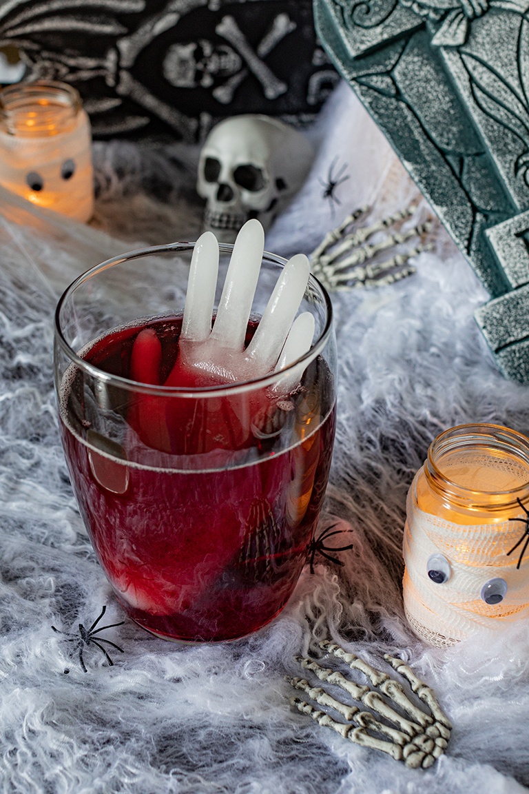 alkoholfreie Halloween Bowle mit gefrorener Hand nach einem Rezept von Sweets & Lifestyle®