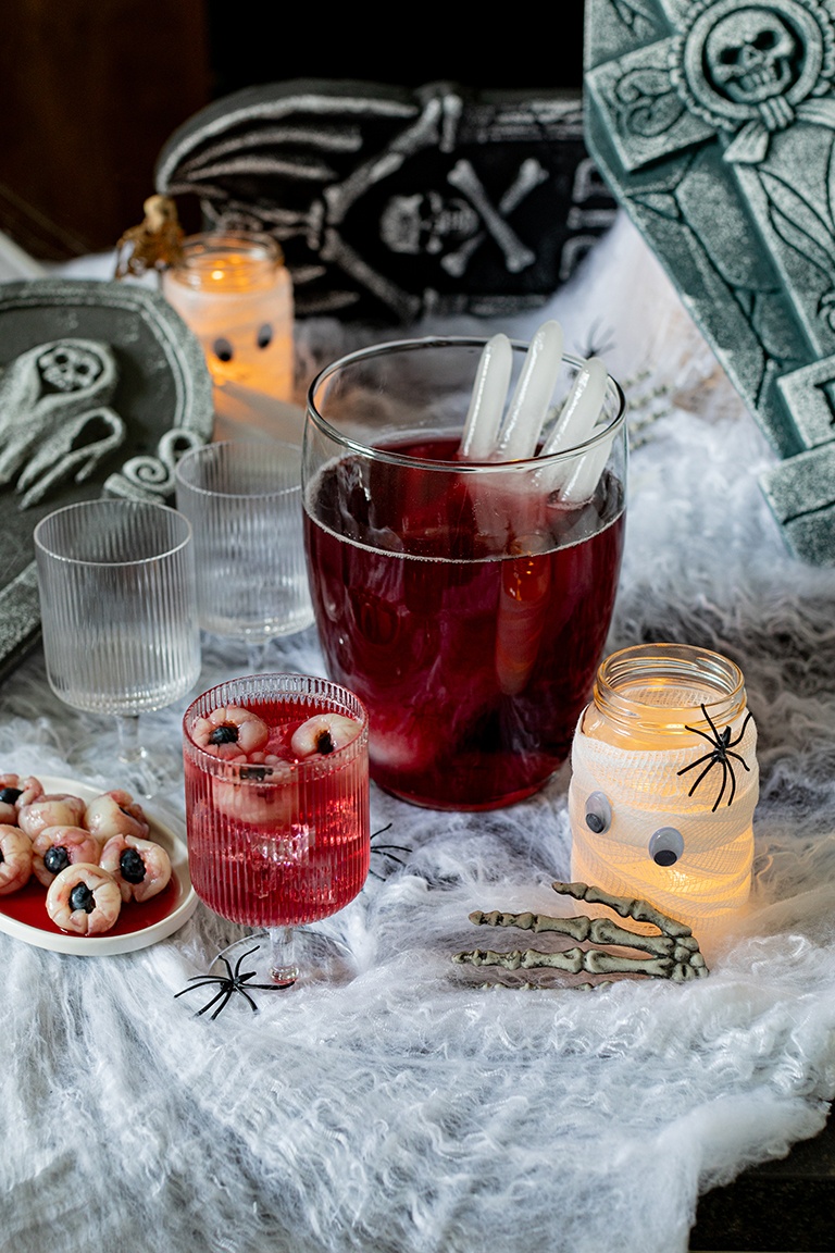alkoholfreie Halloween Bowle mit Eishand und toten Augen nach einem Rezept von Sweets & Lifestyle®