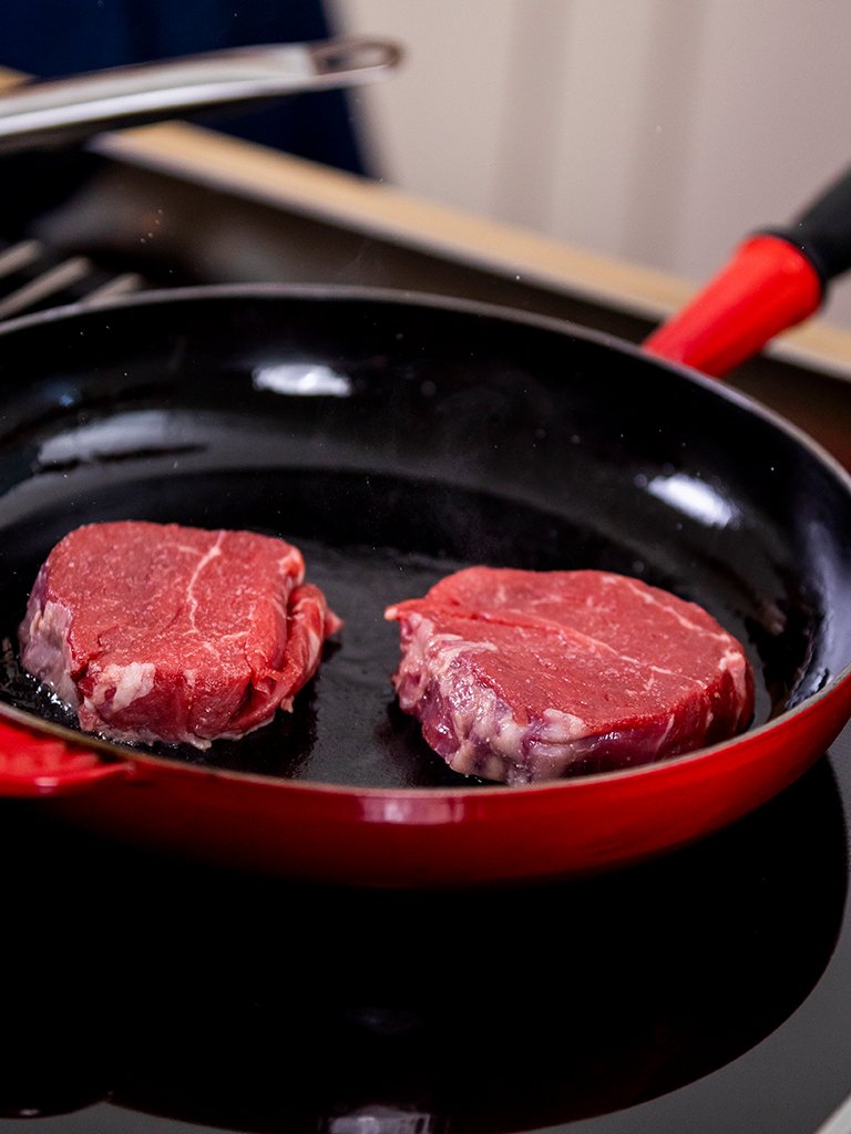 Um das perfekte Steak zu erhalten das Fleisch in hoch erhitztem Öl in einer Pfanne scharf anbraten