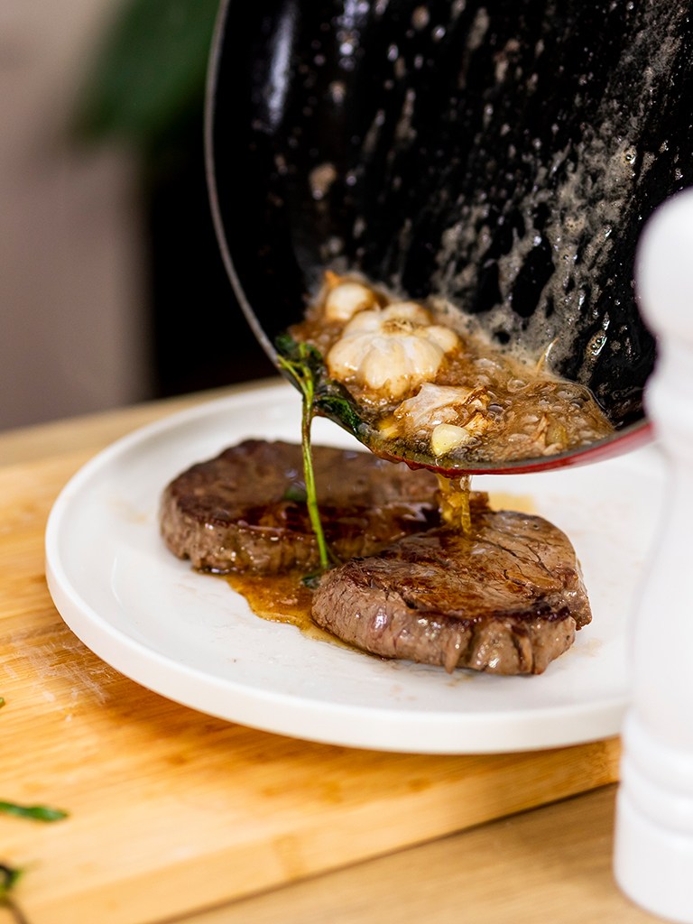 Das Steak kommt zum Rasten aus der Pfanne auf das Teller
