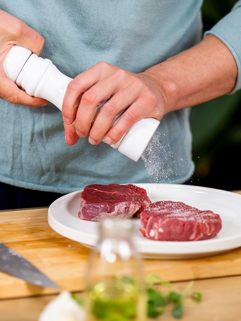 Steakfleisch mit Salz bestreuen vor dem Anbraten empfiehlt Fernsehkoch Alexander Kumptner