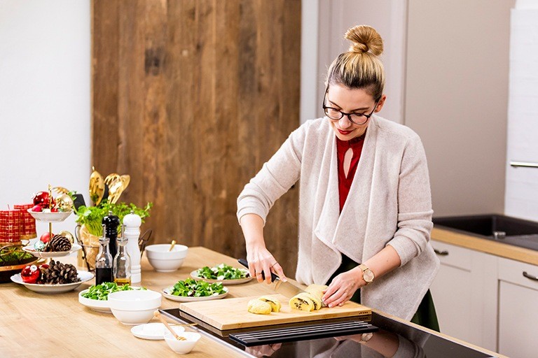 Foodbloggerin und Kochstudio Inhaberin Verena Pelikan beim Aufschneiden ihrer Kartoffel Pilz Roulade