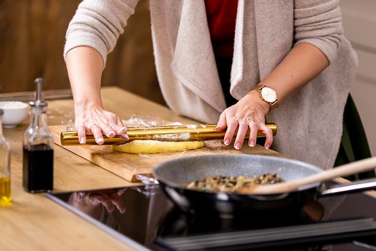 Foodbloggerin Verena Pelikan rollt den Kartoffelteig für die Zubereitung ihrer Kartoffel Pilz Roulade mit einem Rollholz aus