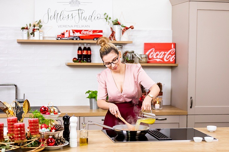 Foodbloggerin und Kochstudio Inhaberin Verena Pelikan beim Zubereiten der veganen Bratensauce fuer ihren veganen Festtagsbraten Pilz Wellington