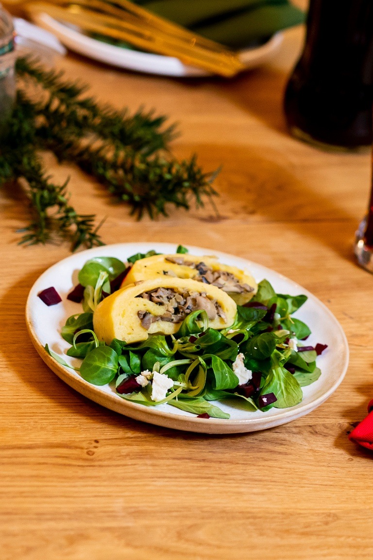 Leckere Kartoffel Pilz Roulade auf winterlichem Vogerlsalat mit Rote Bete und Feta als Vorspeise beim Festessen zu Weihnachten nach einem Rezept von Sweets & Lifestyle®
