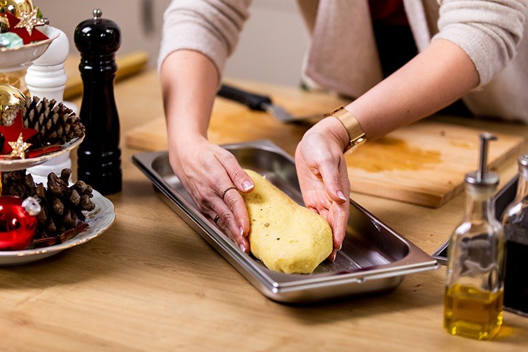 Foodbloggerin Verena Pelikan legt die Kartoffel Pilz Rolle auf das gelochte Dampfgarerblech